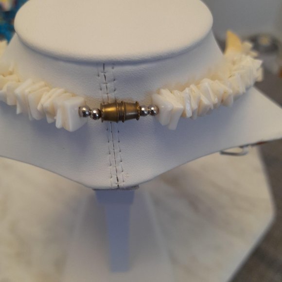 Vintage 1970's 18" Necklace Mother of Pearl, Pooka Shells and Natura Coral Beads - Picture 2 of 7